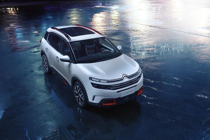 C5 aircross nastopa s precej vpadljivim dizajnom ter nedvomno izstopa zaradi razmeroma drznega in vsekakor nevsakdanjega videza zunanjih in tudi notranjih površin. | Foto: Citroën