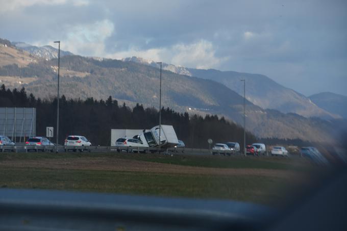 Prevrnjeno tovorno vozilo na cesti Brnik–Kranj pred krožiščem v Kranju. | Foto: Jože Šenk