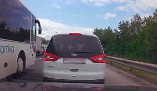 To čaka voznika avtobusa, ki je brezbrižno izkoristil reševalni pas #video