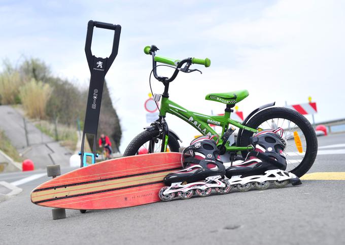 V prtljažniku pa niso bili le otroško kolo, rolerji in tako imenovani longboard, temveč pod osnovnim dnom še zloženi električni skiro, ki ga je ena od avtomobilskih družb dodala svojemu športnemu terencu. Dodatek je namenjen prav podaljšanju mobilnosti v trenutku, ko v urbanih središčih z avtomobilom ni več dovoljeno nadaljevati poti. Z njim torej opravimo tistih nekaj zadnjih kilometrov do cilja. | Foto: Gregor Pavšič