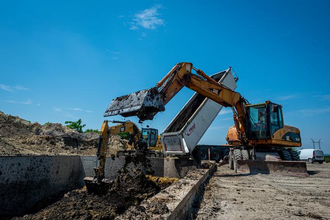 Na Madžarskem vsako leto konča najmanj 30.000 ton slovenskega blata. | Foto: Mohos Márton/24.hu