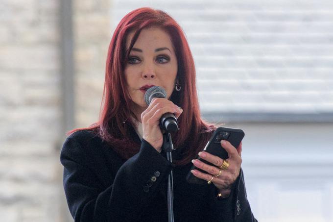 Njena mati Priscilla Presley se je obiskovalcem zahvalila, da so prišli počastit njeno hčer. | Foto: Reuters