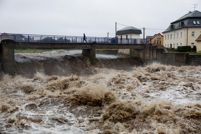 Močno narasla reka v Mikulovicah na Češkem. | Foto: Reuters