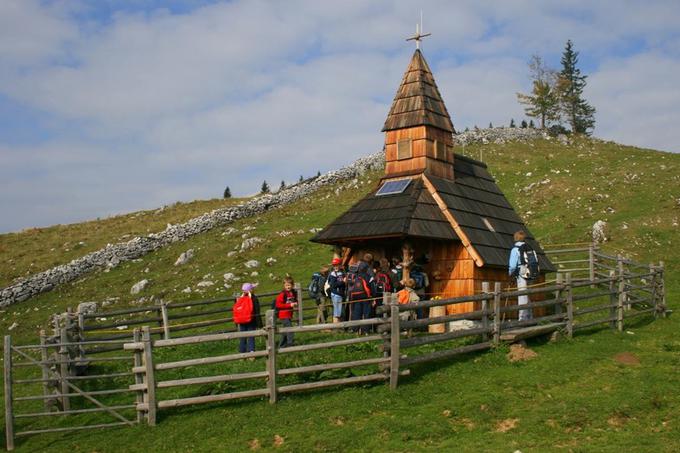 Slovenci v hribe pogosto zahajajo v skupinah, kjer je ta dejavnost organizirana, strokovno vodena in v primerjavi z individualnim pohodništvom tudi bolj varna. | Foto: Manca Čujež