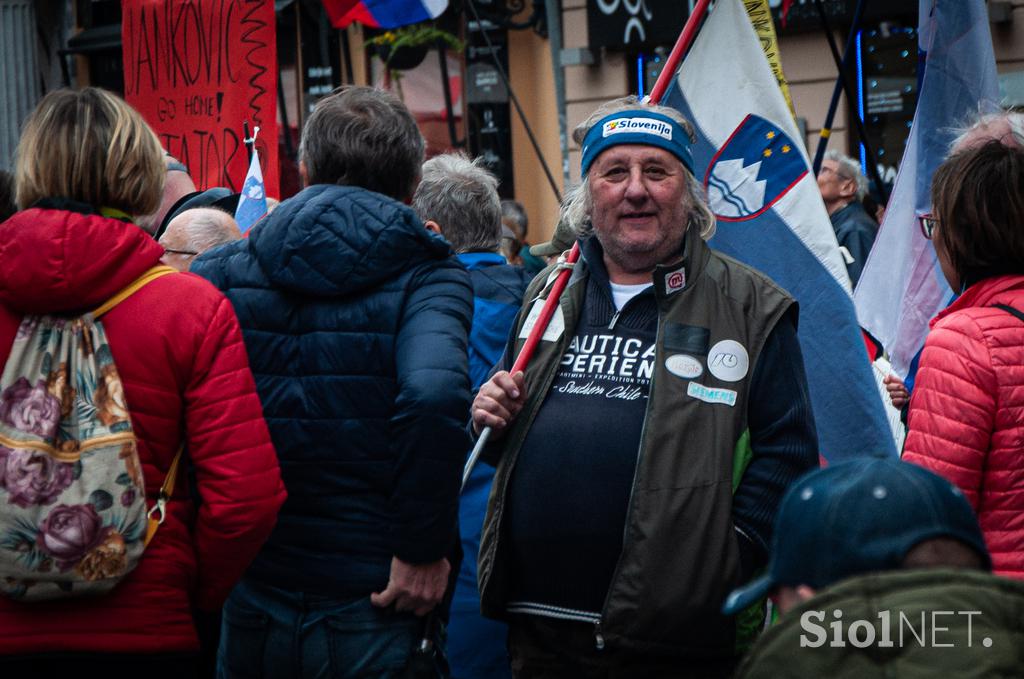 Protest pred mestno hišo proti kanalu C0