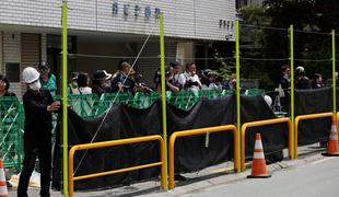 Japonsko mesto v boju proti množičnemu turizmu postavilo visoko ograjo #video