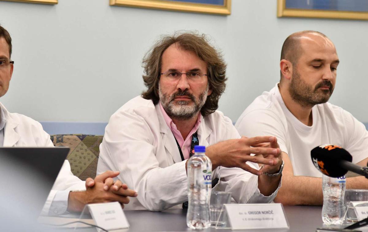 Marko Pokorn, strokovni direktor Pediatrične klinike, in Miroslav Elek, vodja službe za kardiologijo | Vodja službe za kardiologijo Miroslav Elek (na fotografiji desno) naj bi se v Beograd selil zaradi družine. Marko Pokorn (v sredini), strokovni direktor Pediatrične klinike, je še julija letos izpostavljal, da so zadovoljni, kako se v službi pediatrične kardiologije vzpostavlja ekipni duh. | Foto STA