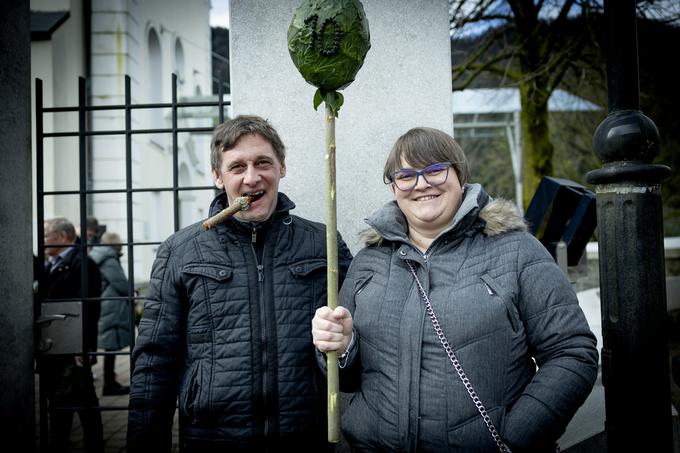 Za zabaven motiv potic sta se odločila Podkrižnikova. Prišla sta z balonom in cigaro. "Prejšnji vikend smo ravno imeli zabavo. Otroci so praznovali deseti rojstni dan. Videla sem balone in dobila idejo," je povedala Ana Podkrižnik.  | Foto: Ana Kovač