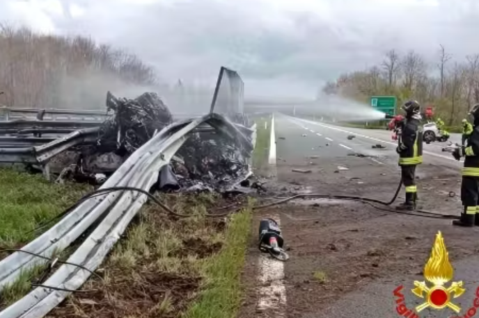 Prometna nesreča v Piemontu | Nesreča se je zgodila kmalu po tem, ko je ferrari zapeljal iz predora, udarec pa je moral biti silovit.  | Foto Vigili del Fuoco