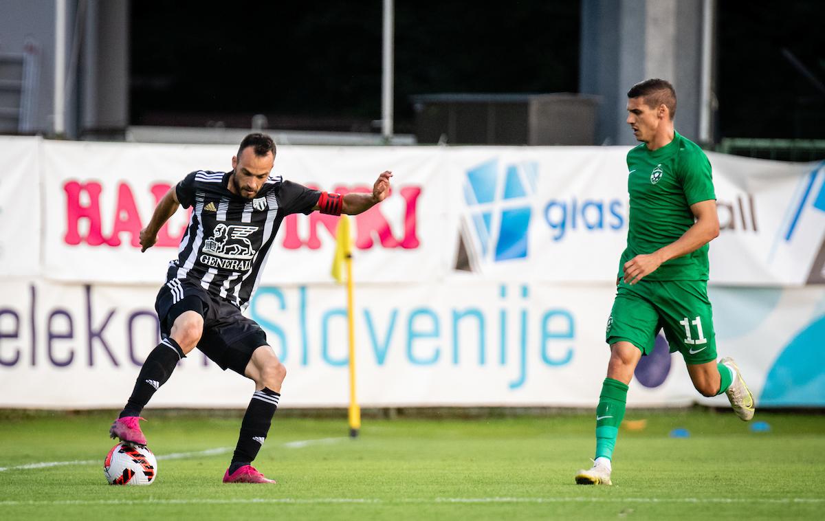 Mura - Ludogorec | Žiga Kous je stresel okvir vrat Ludogorca. | Foto Blaž Weindorfer/Sportida