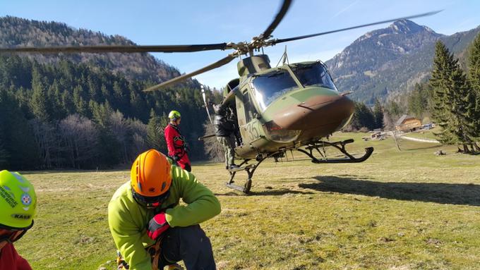 Helikoptersko reševanje | Foto: Matjaž Šerkezi