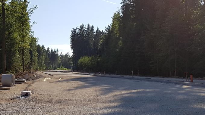 Promet bodo z obvoznico speljali severneje od letališča in tako omogočili njegovo širitev. | Foto: Gregor Pavšič