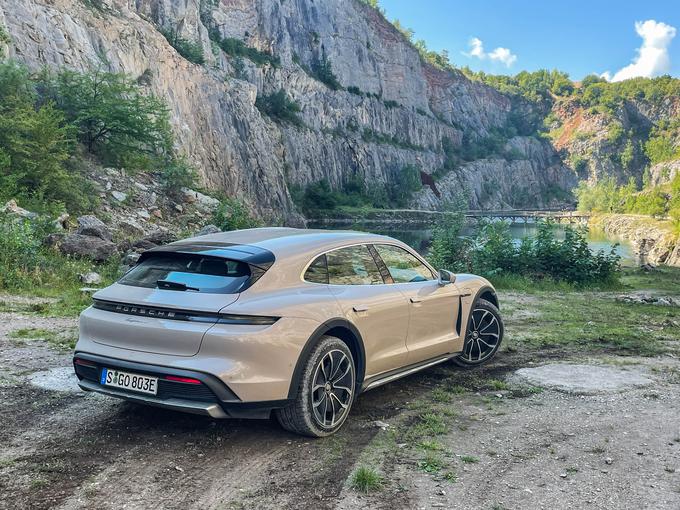 Na cesti je požiral poglede. Ljudje niso navajeni, da je Porsche električen in poleg vsega še takšen, ki po svoji silhueti spominja na karavana. | Foto: Gašper Pirman