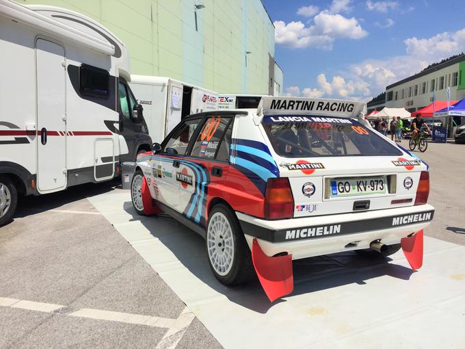 Slovenska dirkaška lancia delta HF integrale v originalnih tovarniških Martinijevih barvah. | Foto: 