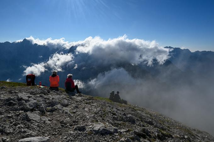 Na vrhu so se ta torek preganjale meglice in zakrivale pogled proti Prisojniku. | Foto: Matej Podgoršek