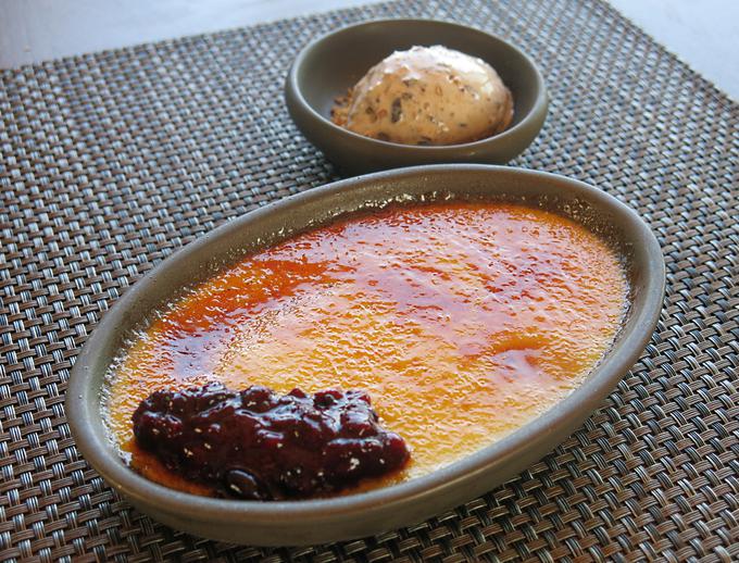 Creme brulee z gozdnimi sadeži in sladoled iz suhih sliv na cimetovem drobljencu | Foto: Miha First