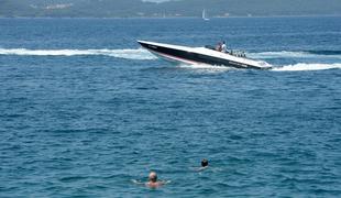 Na Kvarnerju zaradi nevarne vožnje z gliserjem kaznovali pet Slovencev