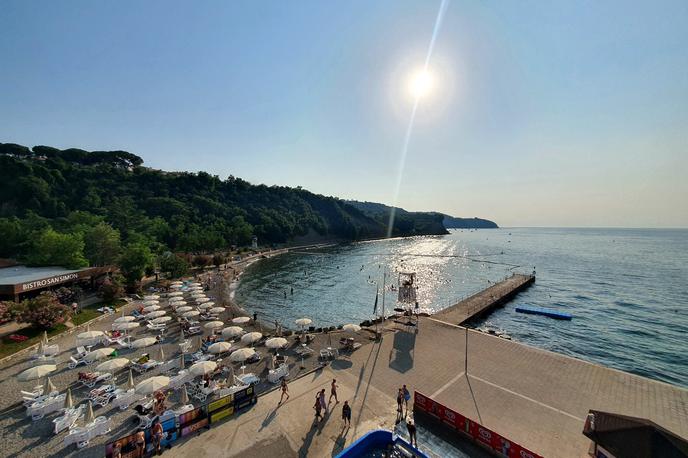 plaža Simonov zaliv | Kopalna sezona bi se zaradi visokih temperatur lahko potegnila globoko v september. | Foto David Florjančič / Meteoinfo Slovenija