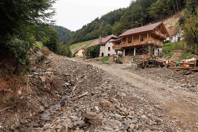 Ljubno ob Savinji, poplave, Nataša Pirc Musar, obisk | Tisti, ki ima potrebo po nadomestni gradnji, je upravičen do brezplačnega najema v stanovanjih javnega stanovanjskega sklada ali do povračila najemnine. "Pokličite na 114, če boste potrebovali pomoč pri plačilu najemnine, tudi če gre za sorodnike. Marsikdo ne ve, da je upravičen do povračila najemnine, tudi če je pri sorodnikih," je pojasnil premier. | Foto STA