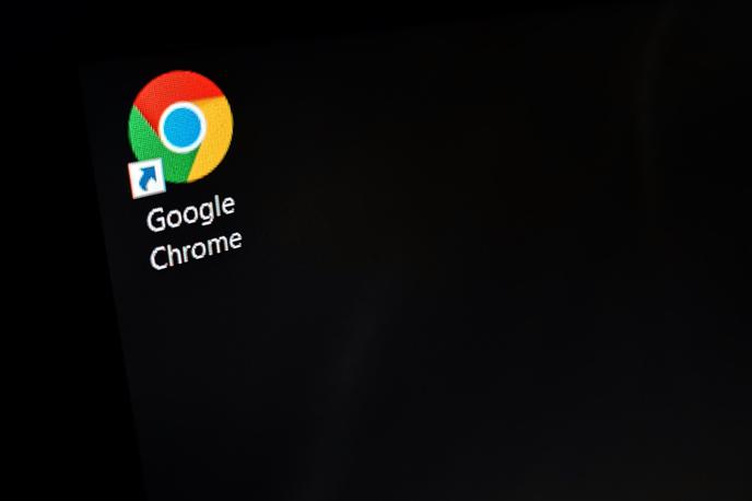 Google Chrome | Pri Googlu trdijo, da bodo blokiranje oglasov onemogočili zaradi izboljšanja varnosti in zanesljivosti spletnega brskalnika Chrome, nasprotniki spremembe pa so prepričani, da Google s tem predvsem ščiti lastne interese, saj večino prihodkov ustvari prav z oglaševanjem. | Foto Matic Tomšič