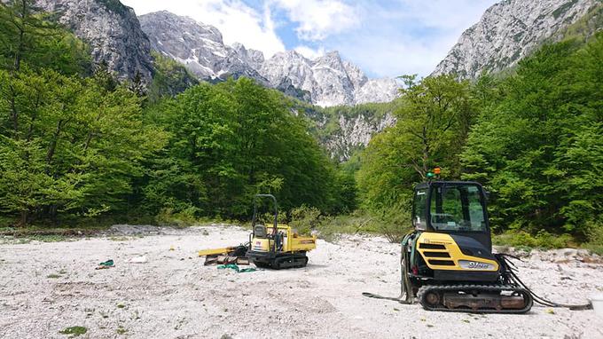 Delavne stroje so na Okrešelj dostavili s helikopterjem Slovenske vojske. | Foto: Planinsko društvo Celje Matica