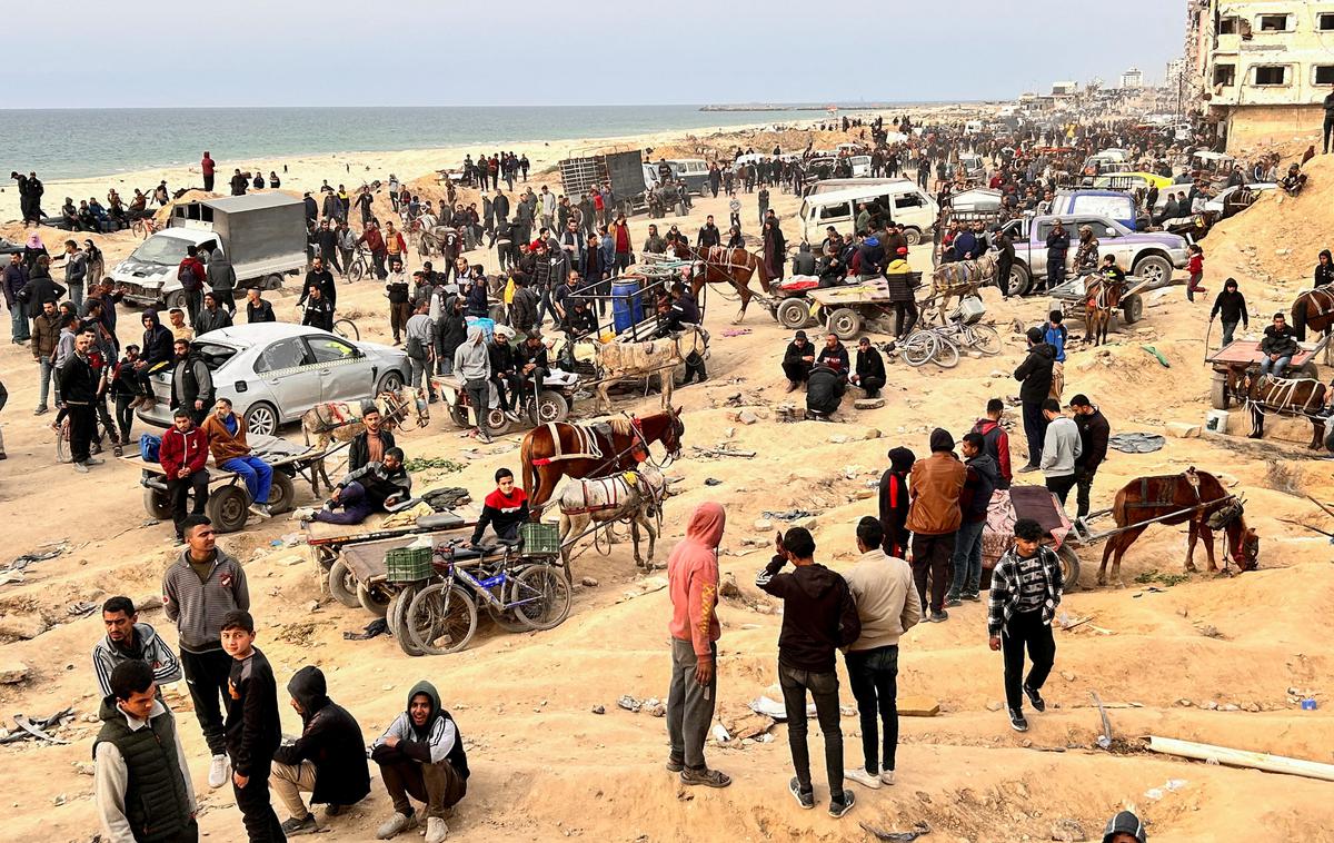 Palestinci čakajo na humanitarno pomoč | Foto Reuters