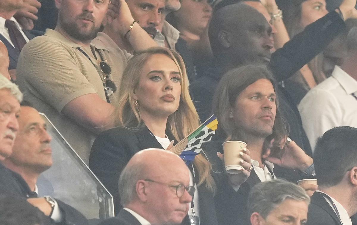 Adele. | Adele, ki bo maja dopolnila 35 let, po sedanji rezidenci v Las Vegasu ni načrtovala nastopov, zlasti ne v Evropi, a jo je ponudba enkratnega, po meri narejenega pop-up stadiona, ki bi bil zasnovan posebej za njen šov, zamikala. (Na fotografiji na evropskem nogometnem prvenstvu, na polfinalu med Nizozemsko in Anglijo v Dortmundu 10. julija) | Foto Guliverimage