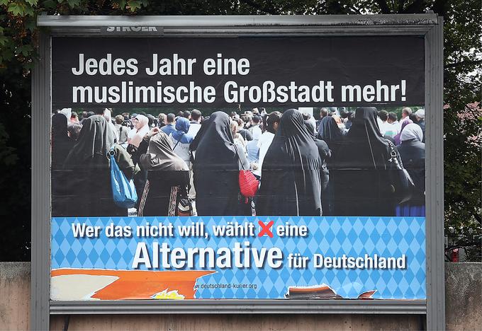 "Vsako leto eno muslimansko velemesto več. Kdor tega noče, naj voli Alternativo za Nemčijo," se glasi eden od predvolilnih plakatov skrajno desne AfD v Münchnu. | Foto: Reuters