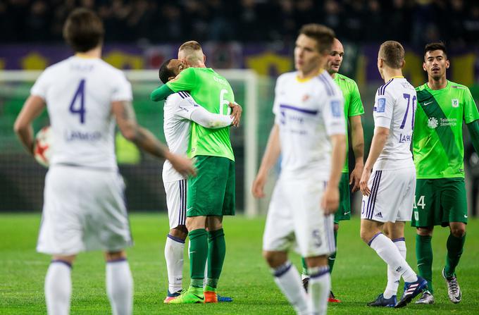 V sezoni 2016/17 bi lahko Maribor podobno kot Olimpija v tej sezoni prvak postal že pet krogov pred koncem. In to ravno na večnem derbiju v Stožicah. Vijolice so potrebovale zmago, a se je dvoboj končal brez zadetkov (0:0). Tako so postali prvaki "šele" v 32. krogu, ko so že pred tekmo z Gorico (2:2) izvedeli, da jih Domžale po porazu v Kopru (0:3) ne morejo več ujeti. | Foto: Vid Ponikvar