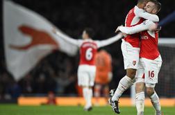 Arsenal dobil derbi in ostaja na drugem mestu lestvice