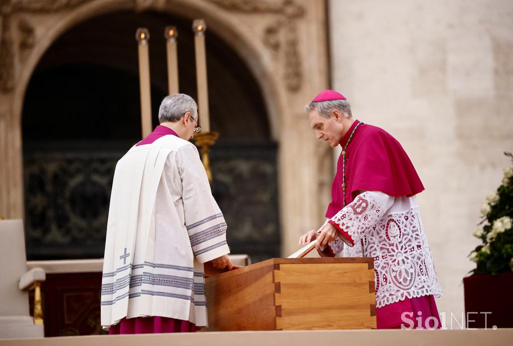 Pograb papeža benedikta XVI.