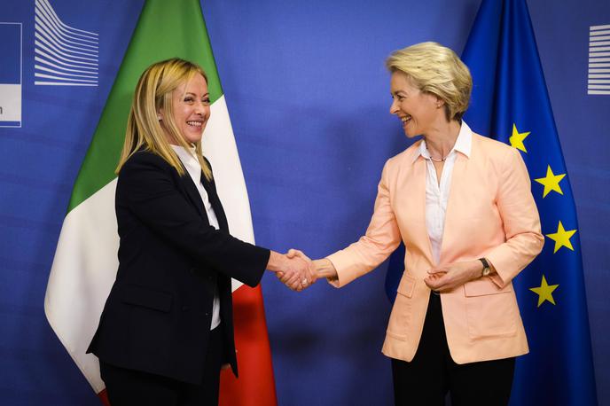 Ursula von der Leyen in Giorgia Meloni | Ker si Ursula Von der Leynova želi pri boju za nov mandat na čelu Evropske komisije tudi podporo italijanske premierke Giorgie Meloni, naj bi si prizadevala upočasniti potrjevanje uradnega poročila Evropske unije, ki graja Italijo zaradi krčenja medijskih svoboščin. | Foto Guliverimage