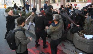 Pred beograjsko mestno skupščino pretep med protestniki in varnostniki #video