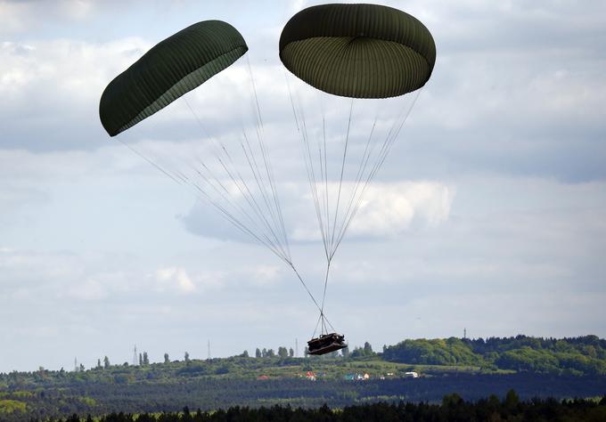 Za tovrstne tehnične desante uporabljajo padala tipa G-11B. Vsako v premeru meri dobrih 30 metrov in tehta 125 kilogramov. Pod ta padala so nameščene posebne transportne ploščadi, na katere pritrdijo vozila in opremo. Preiskava bo pokazala, zakaj so humveeji v Nemčiji v zraku zdrsnili izpod padala. | Foto: Reuters