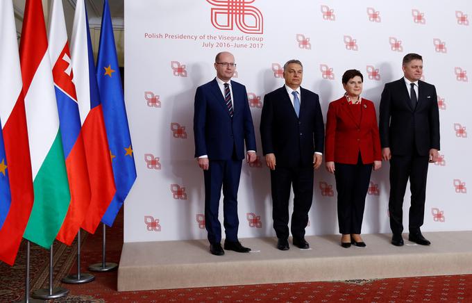 V zadnjem času pa je nov smisel obstoja višegrajski skupini dalo skupno nasprotovanje politiki prerazdeljevanja prosilcev za azil po vseh članicah EU. Na fotografiji (od leve proti desni): češki premier Bohuslav Sobotka, madžarski premier Viktor Orban, poljska premierka Beata Szydlo in slovaški premier Robert Fico. | Foto: Reuters