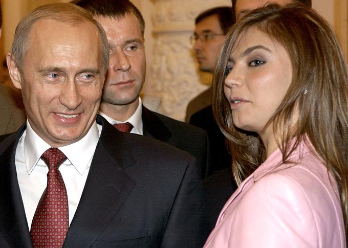 Putin in Kabajeva leta 2004 na sprejemu ruskih olimpijskih prvakov. | Foto: Reuters