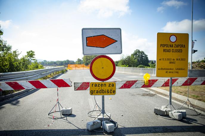 Obnova Letališke ceste v Ljubljani | Dela so začeli že marca, ko so zaprli izvoz na obvoznico. Danes so zaprli še uvoz z obvoznice proti središču BTC. Zapora bo vse do 15. avgusta. | Foto Ana Kovač