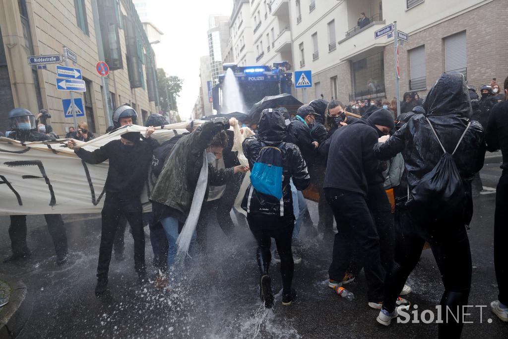 Policija nad protestnike v Frankfurtu