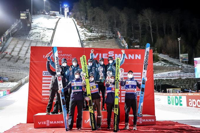 "Vsak izmed štirih članov je naredil res lep skok, a zagotovo so še rezerve," pravi trener skakalk Zoran Zupančič. | Foto: Sportida