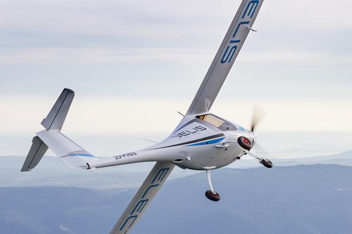 Pipistrel velis electro | Za doseganje zastavljenih okoljskih ciljev v družbi med drugim uporabljajo trajnostno gorivo, obenem pa porabo goriva zmanjšujejo z obnavljanjem flote in bolj učinkovitim poslovanjem. | Foto Pipistrel