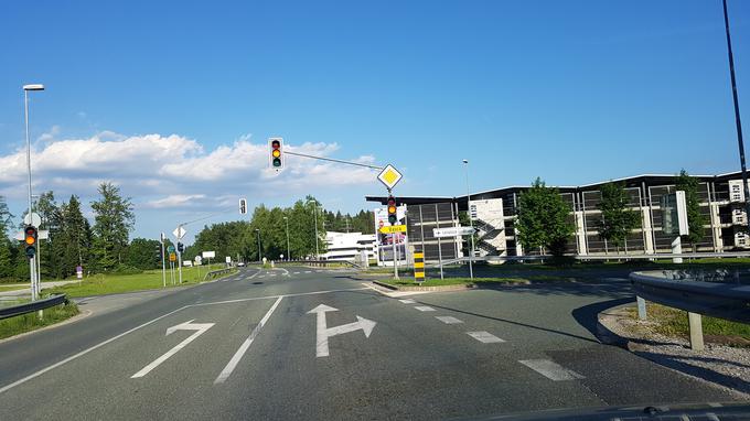 Zdajšnja glavna cesta od Kranja proti Brniku je prometno zelo obremenjena. To je križišče, kjer je desno priključek do letališča. | Foto: Gregor Pavšič