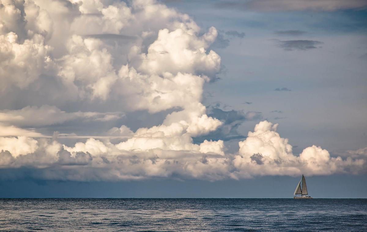 Ocean, morje | Število mrtvih morskih con, kjer je stopnja kisika padla na nič, se je od leta 1950 izrazito povečalo, na odprtem morju za štirikrat, na obalnem pa celo za desetkrat. | Foto Thinkstock