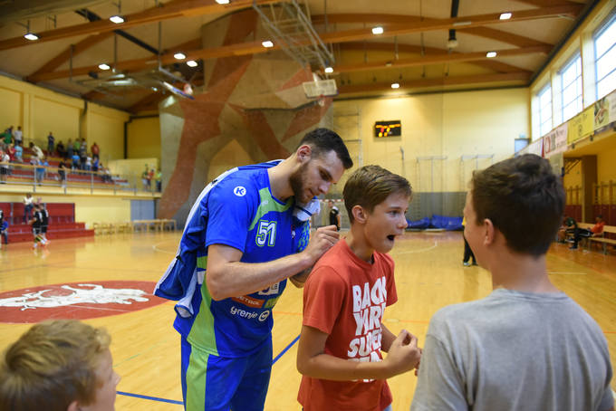 Borut Mačkovšek je prvo tekmo odigral kot slovenski kapetan. Kljub bolečemu komolcu. | Foto: Slavko Kolar