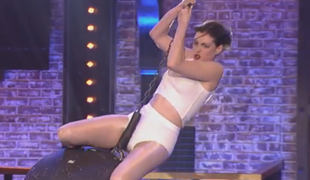 Anne Hathaway v spodnjem perilu kot Miley Cyrus