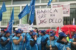 Protest pred GZS: Bolj ko garaš, manjšo plačo imaš #video #foto