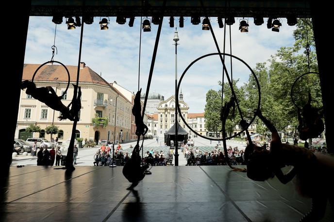 cirkus | Slovenski cirkuški ustvarjalci – Zavod Bufeto, Mismo Nismo, Cirkokrog – so že drugo leto zapored združili moči, tako da bodo v Ljubljano tudi letos pripeljali pravi cirkuški šotor, ki, kot obljubljajo organizatorji, "predstavlja ključni del nepozabne festivalske izkušnje". Poleg številnih predstav bodo ponudili tudi delavnice klovnade in akrobatike. | Foto STA