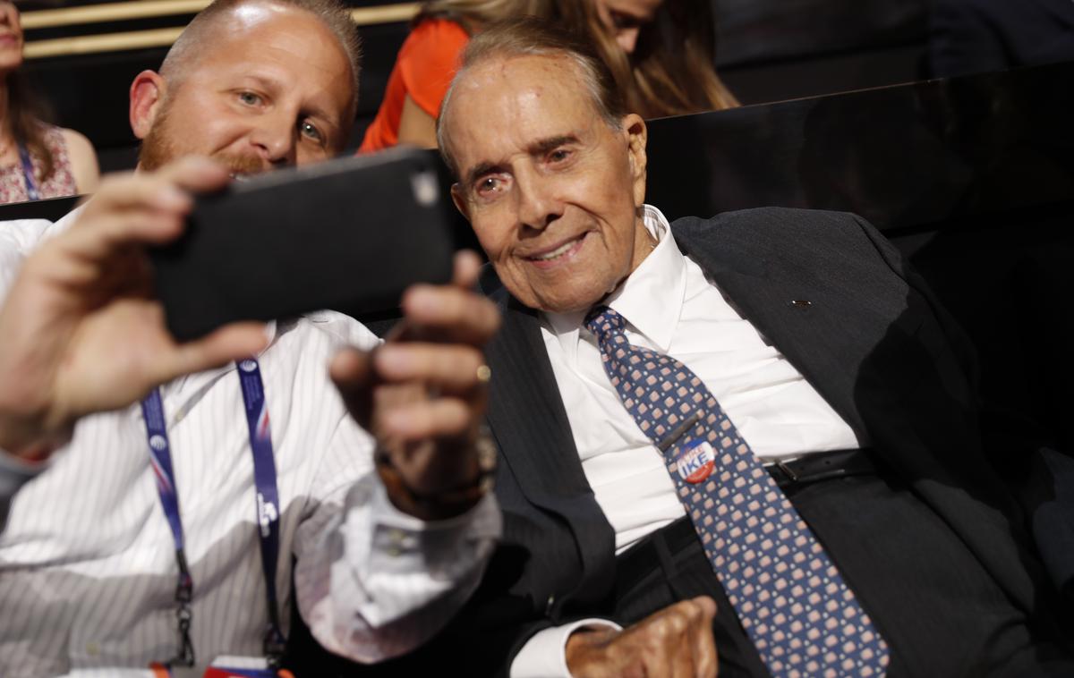 Bob Dole, nekdanji senator, na konvenciji republikancev, Cleveland | Dole je bil senator med letoma 1969 in 1996, od tega je bil enajst let vodja republikancev v senatu ter tri leta vodja republikanske večine. Senatorka je bila tudi njegova žena Elizabeth Dole. | Foto Reuters