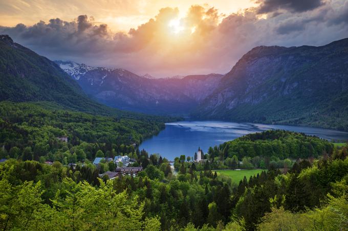 Bohinjska železnica vodi skozi Julijske Alpe. | Foto: Shutterstock