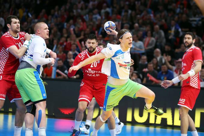 Zaostanek nemočne in blede Slovenije se je po 40 minutah povečal na kar osem zadetkov. | Foto: Vincent Michel/francehandball2017.com