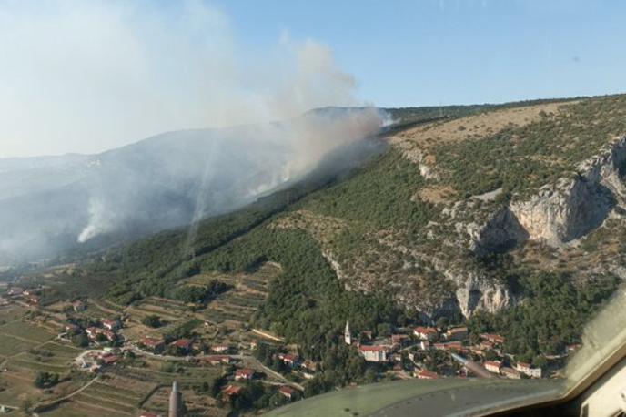 Socerb | Po torkovih popoldanskih podatkih uprave za zaščito in reševanje je gorelo na približno 15 hektarjih, kot je ocenil Hrvatin, se je ta številka proti večeru nekoliko povečala. | Foto Ministrstvo za obrambo